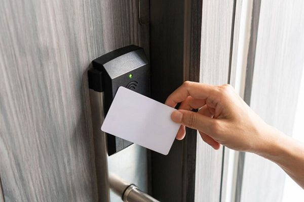 قفل‌های RFID مبتنی‌بر امواج رادیویی هستند که با نزدیک کردن کارت به درب اتاق فعال می‌شوند