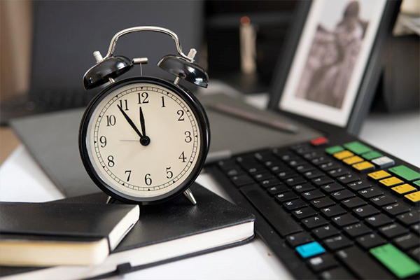 تحقیقات و پژوهش‌های اثبات شده، نشان می‌دهند که 8 ساعت کار در طول یک روز، خلاقانه نیست. 